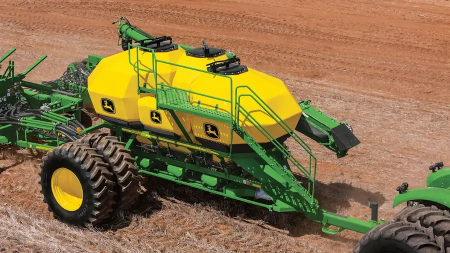 Sembradora John Deere con controlador de dosis GreenStar aplicando fertilizante sólido