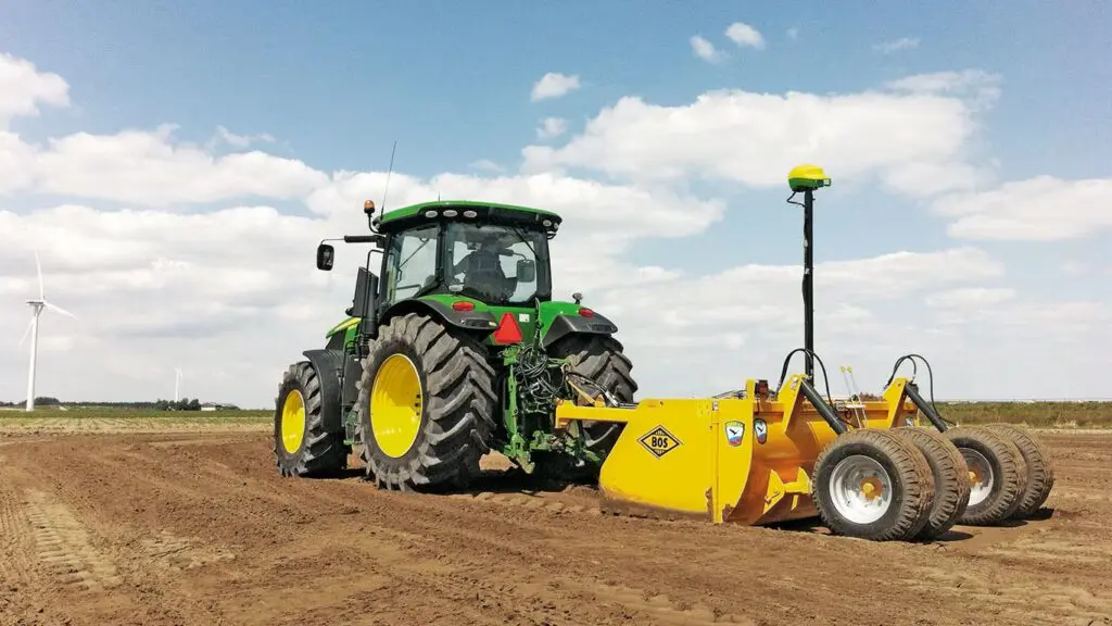 Tractor John Deere con sistema de nivelación TerraCutta nivelando terreno agrícola