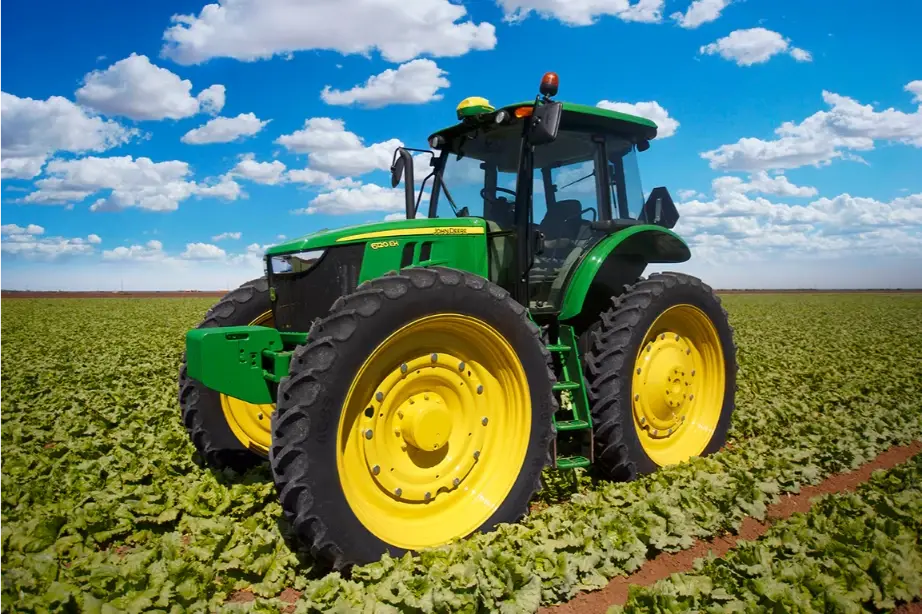 Tractor John Deere 6120EH trabajando en cultivo agrícola con alto despeje