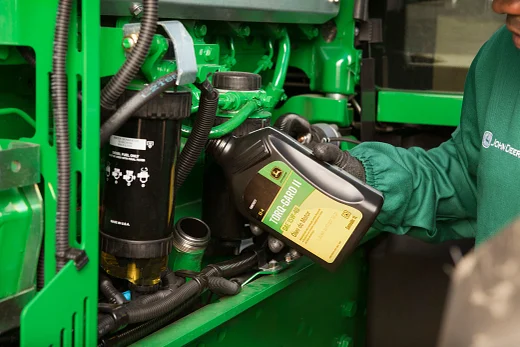 Servicio especializado de reparación y mantenimiento de maquinaria agrícola John Deere en taller