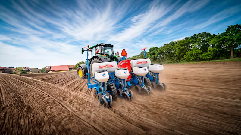 Tractor y sembradora MONOSEM